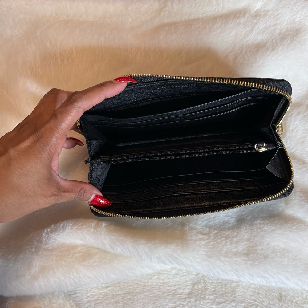 ❌❌❌❌Sold❌❌❌Authentic Michael Kors Wallet - Picture 7 of 8